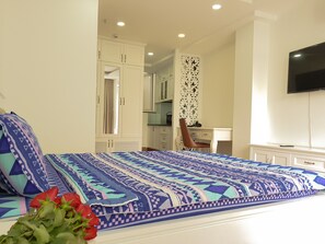 A bedroom with a bed, a desk, a chair, and a TV. - Tropical House (Ho Chi Minh City)