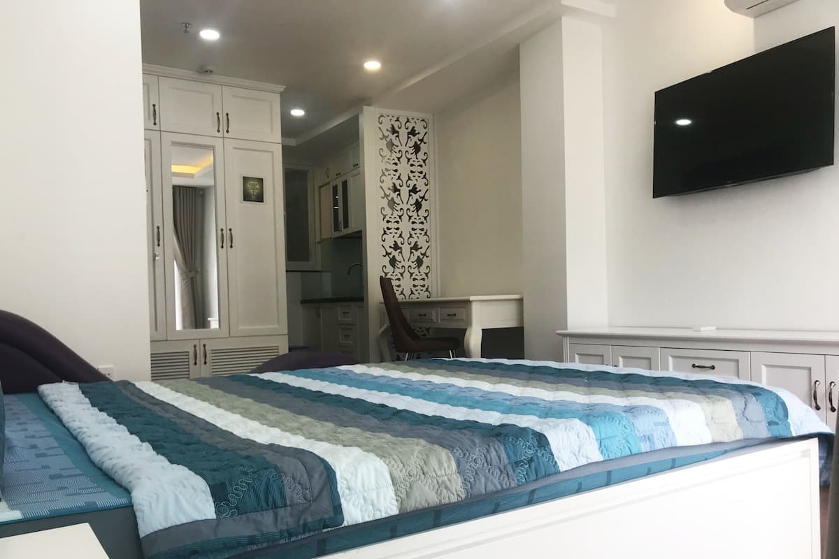 Deluxe Studio, 1 Double Bed, Non Smoking | Desk, iron/ironing board, free WiFi