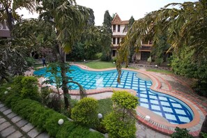 Piscina all'aperto, ombrelloni da piscina, lettini