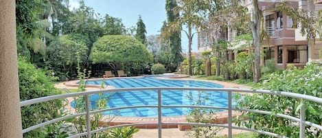 Piscine extérieure, parasols de plage, chaises longues