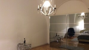 アパートメント 1 ベッドルーム | 1 室のベッドルーム、デスク、遮光カーテン、アイロン / アイロン台
