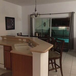 Villa | Cuisine privée | Grand réfrigérateur, micro-ondes, four, plaque de cuisson