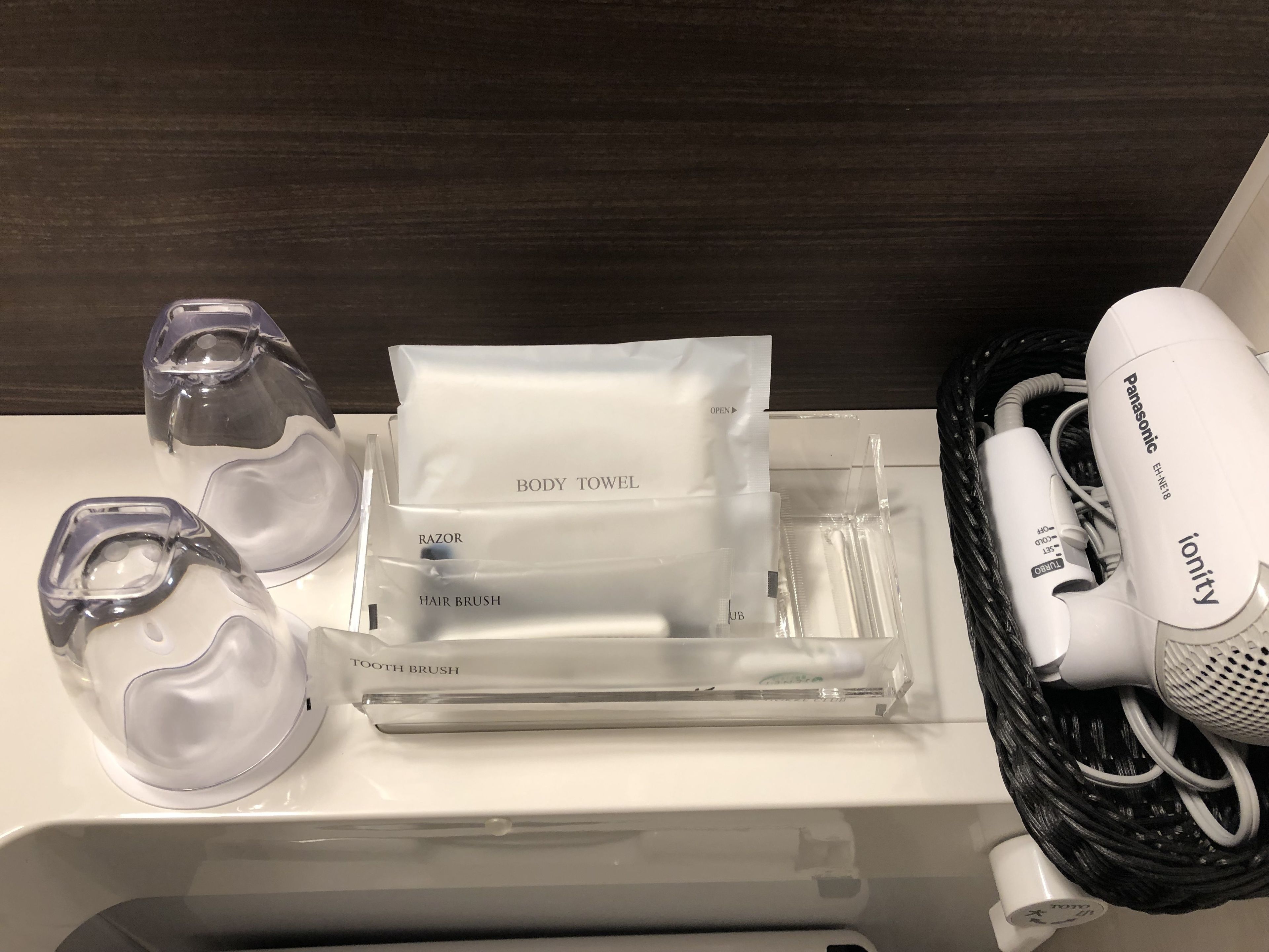 combined shower/bathtub, deep-soaking bathtub, free toiletries