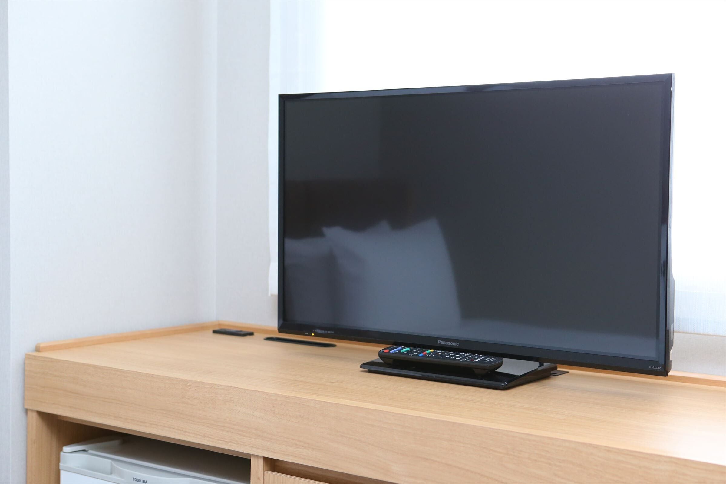 desk, blackout curtains, soundproofing, free wifi