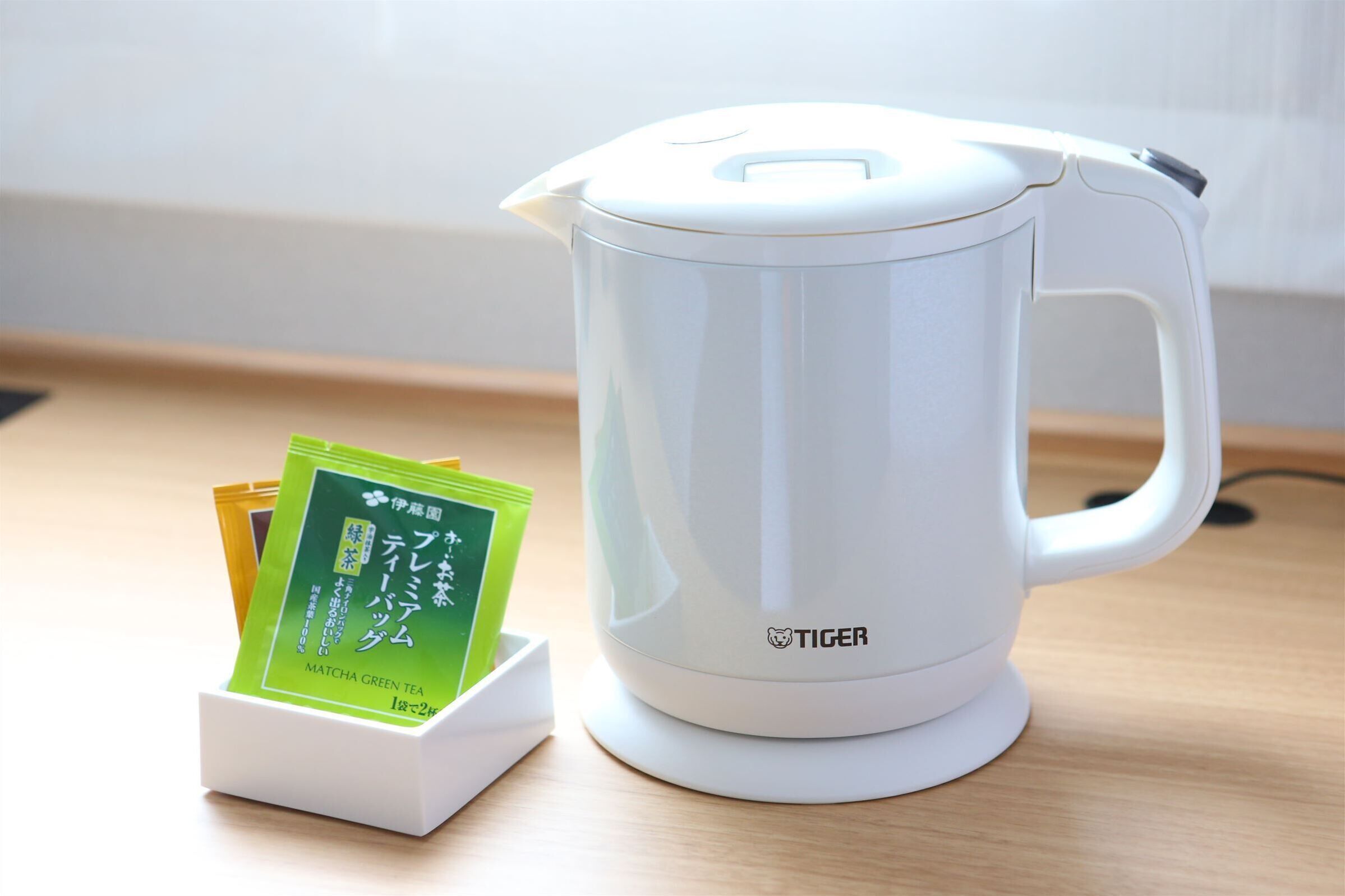 desk, blackout curtains, soundproofing, free wifi