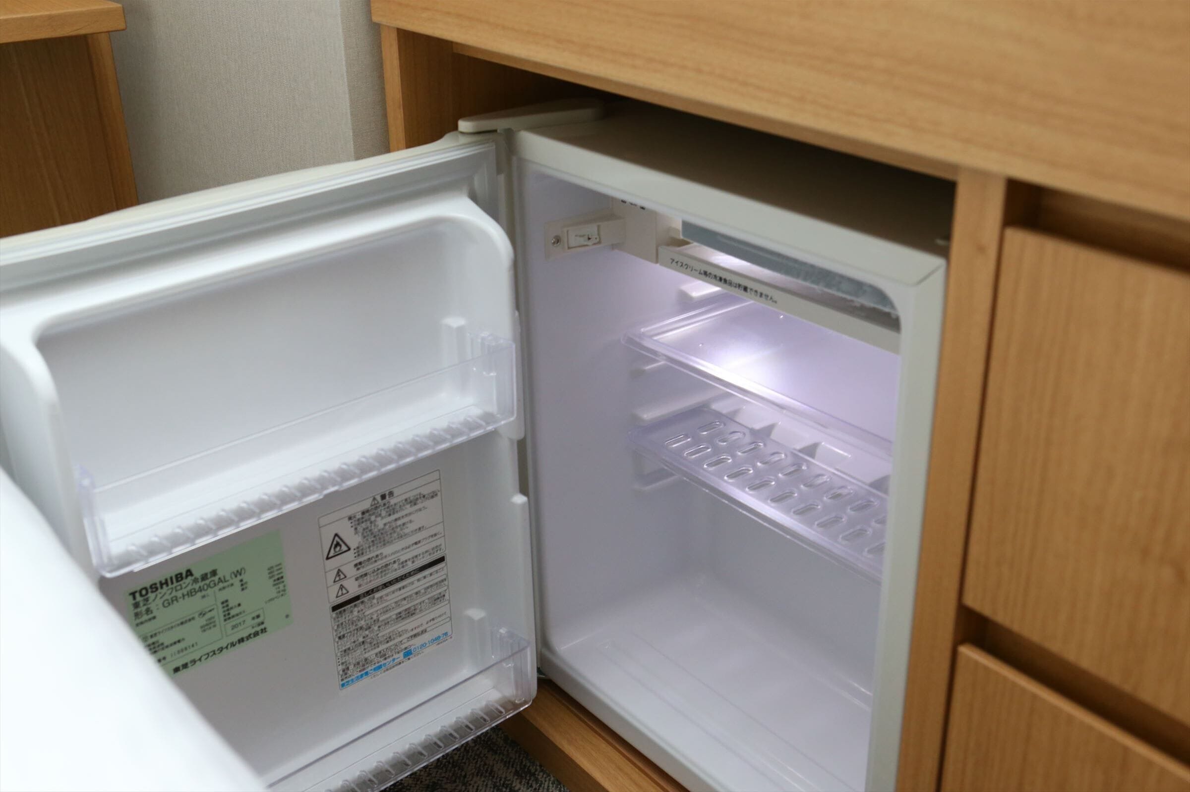 desk, blackout curtains, soundproofing, free wifi