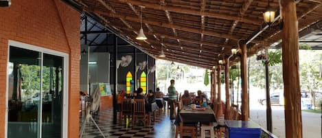 Breakfast, lunch, dinner served; Thai cuisine