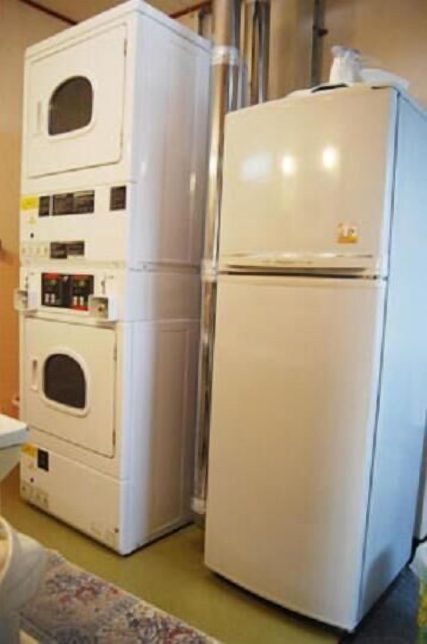 Refrigerador em uma área comum, micro-ondas em uma área comum