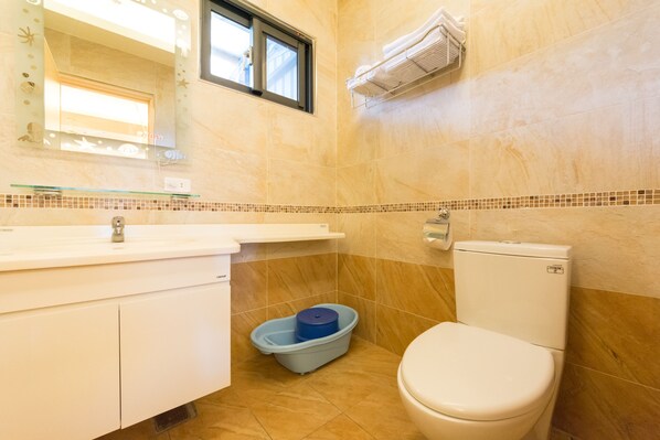 A bathroom with a toilet, sink, and a window. - E-Phone hotel (Ji'an)