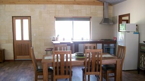 Nhà gỗ có thiết kế đặc sắc, 2 phòng ngủ, quang cảnh vườn nho | Khu vực ăn uống tại phòng