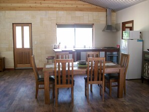 Chalet Design, 2 chambres, vue vignoble | Restauration dans la chambre