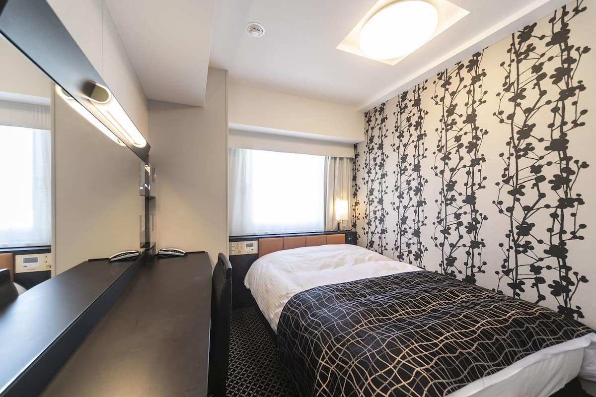 Desk, blackout curtains, free WiFi