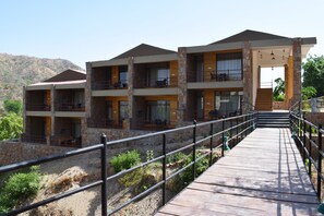 Executive Queen Room | 1 bedroom, premium bedding, in-room safe, desk