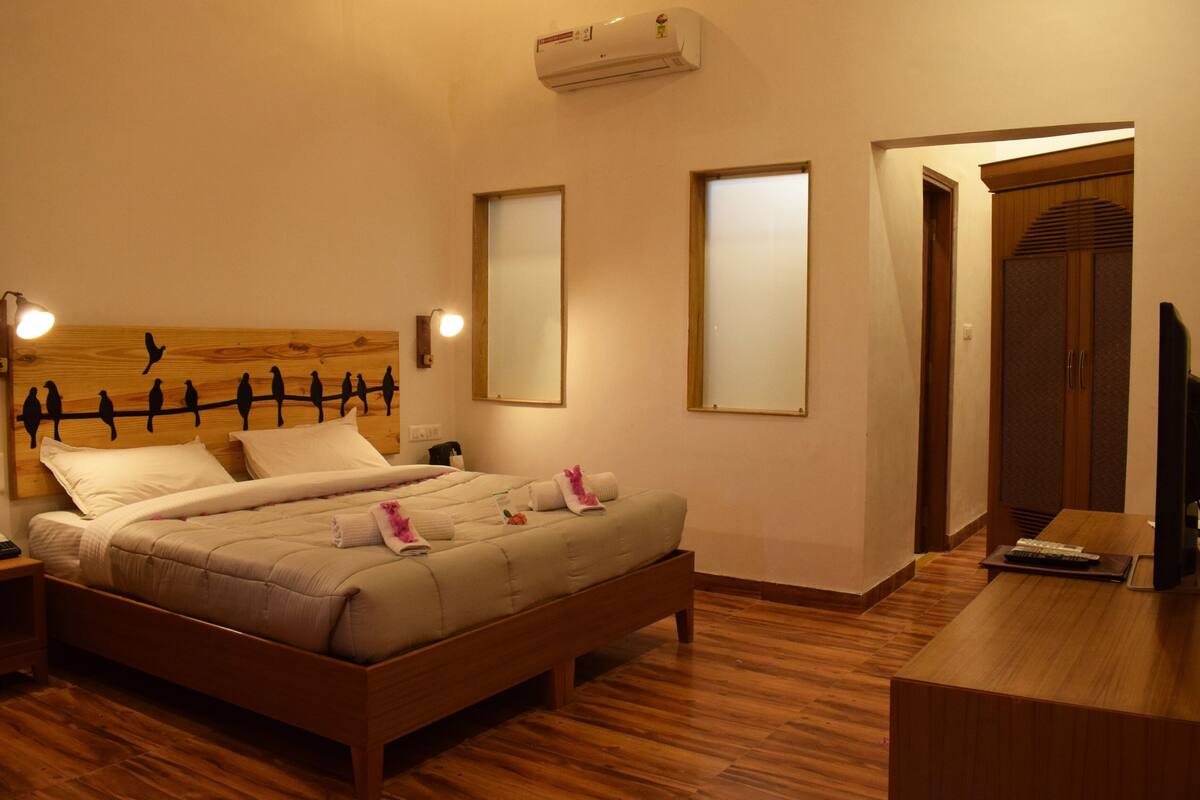 Executive Queen Room | 1 bedroom, premium bedding, in-room safe, desk