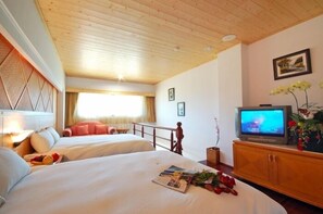 1 bedroom, premium bedding, down comforters, desk