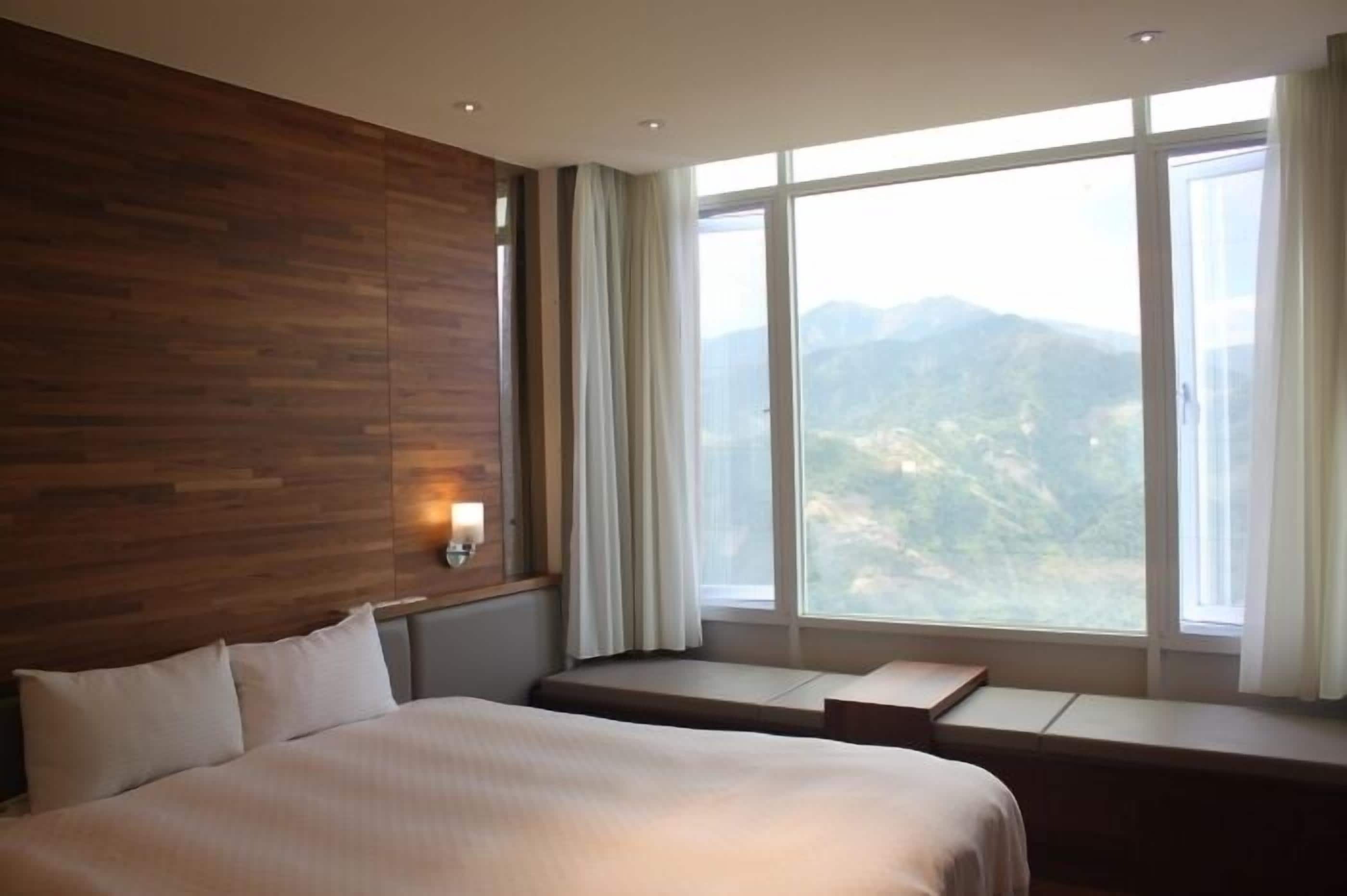 1 Schlafzimmer, hochwertige Bettwaren, Daunenbettdecken, Schreibtisch