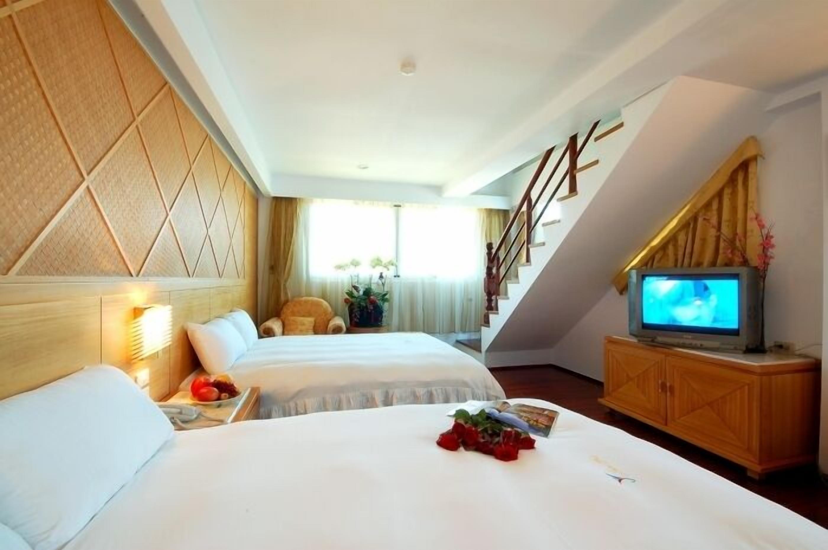 1 多间卧室、高档床上用品、羽绒被、办公桌