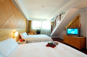 1 bedroom, premium bedding, down comforters, desk