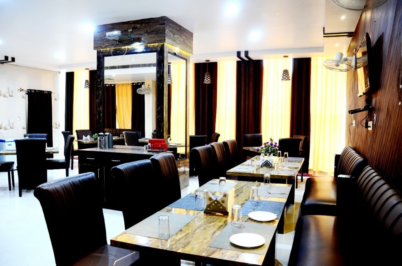 Un comedor moderno con una mesa de mármol, sillas de cuero y una pared decorativa de madera.