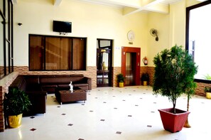 Lobby sitting area - Taraji Resort Hotel and Restaurant (Faizabad)