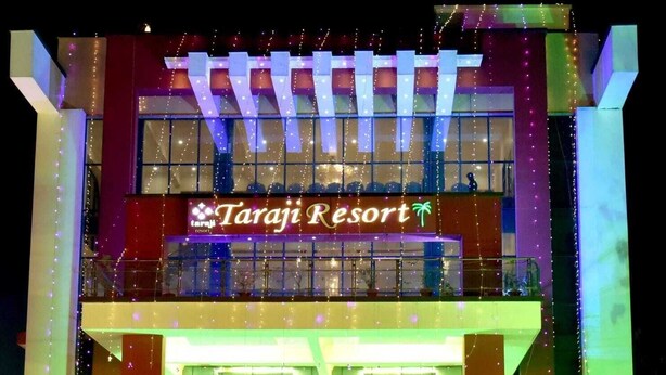 Um edifício com uma placa que diz 'Taraji Resort'.