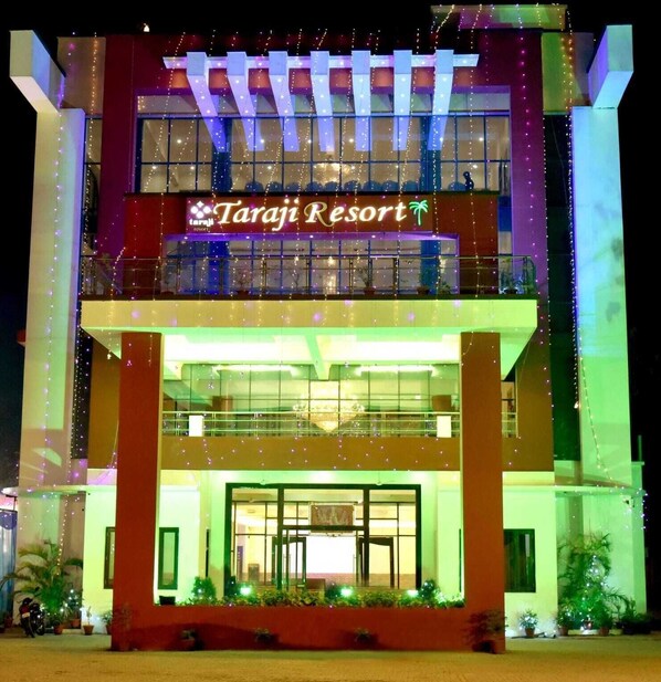A building with a sign reading "Taraji Resort." - Taraji Resort Hotel and Restaurant (Faizabad)