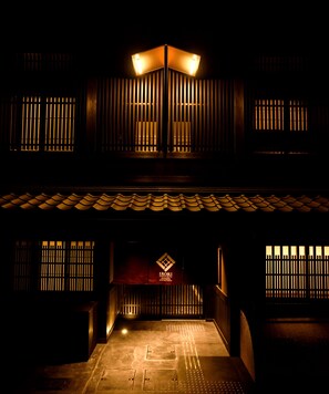 Front of property – evening/night - Irori Kyoto Station Higashi-honganji (Kyoto)