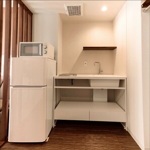 冰箱、微波炉、电热水壶、厨具/餐具