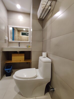 Habitación doble Deluxe | Baño | Regadera, regadera tipo lluvia, amenidades de baño gratuitas