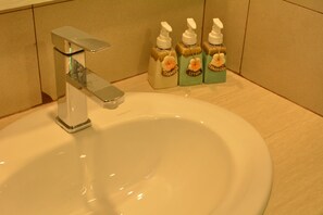 Habitación Deluxe, vista al mar | Lavabo en el baño