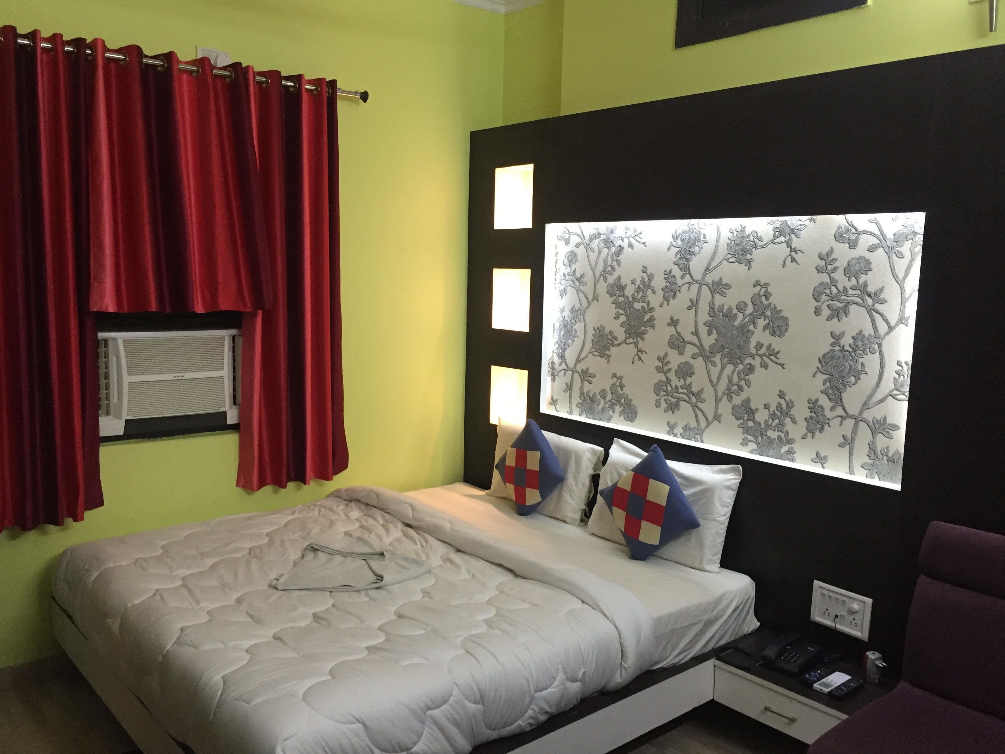 Executive Room | Desk, soundproofing, free rollaway beds, bed sheets