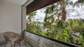 Habitación Deluxe, vista a la alberca | Balcón