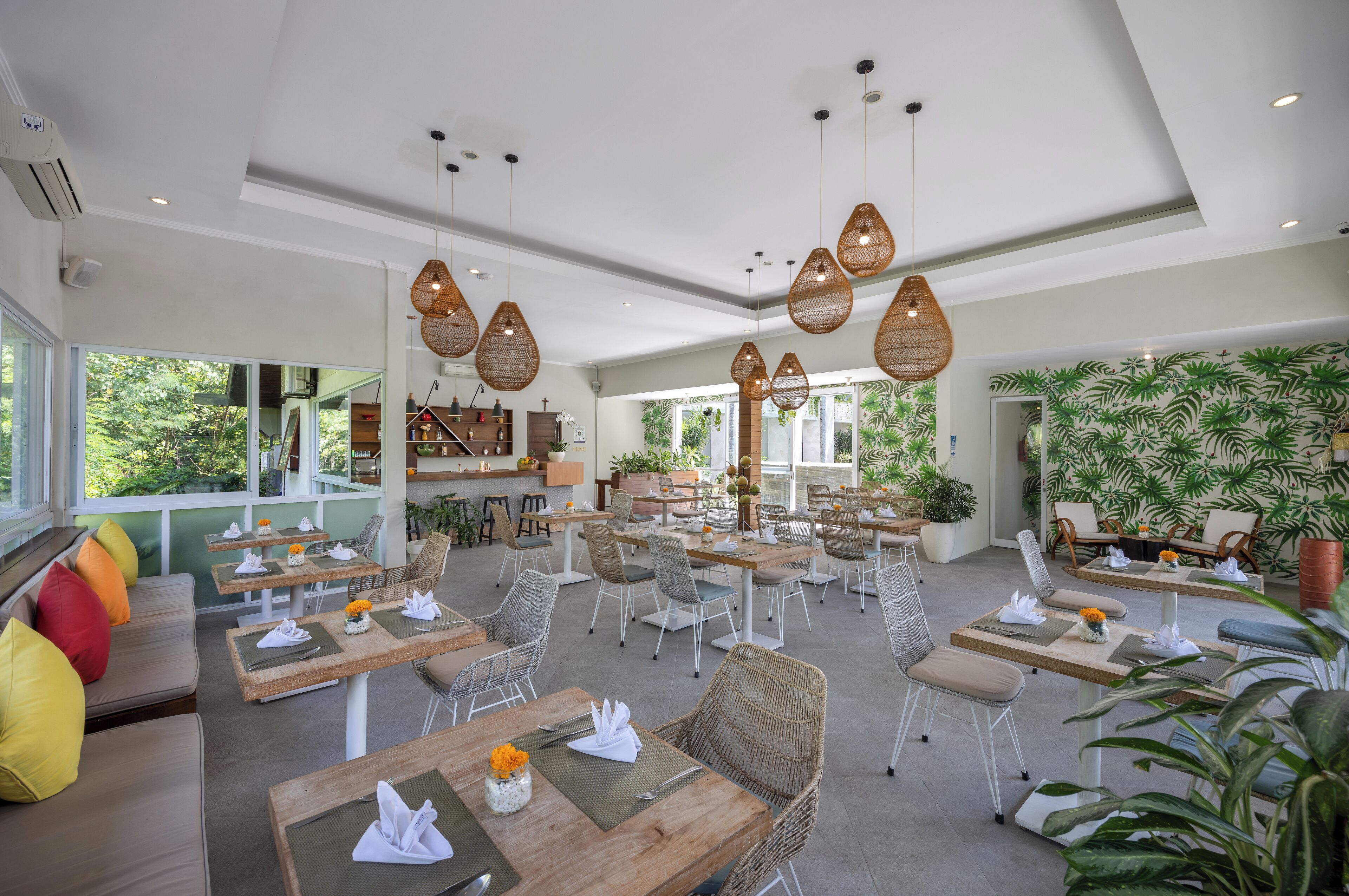 Phục vụ bữa sáng, bữa trưa và bữa tối 