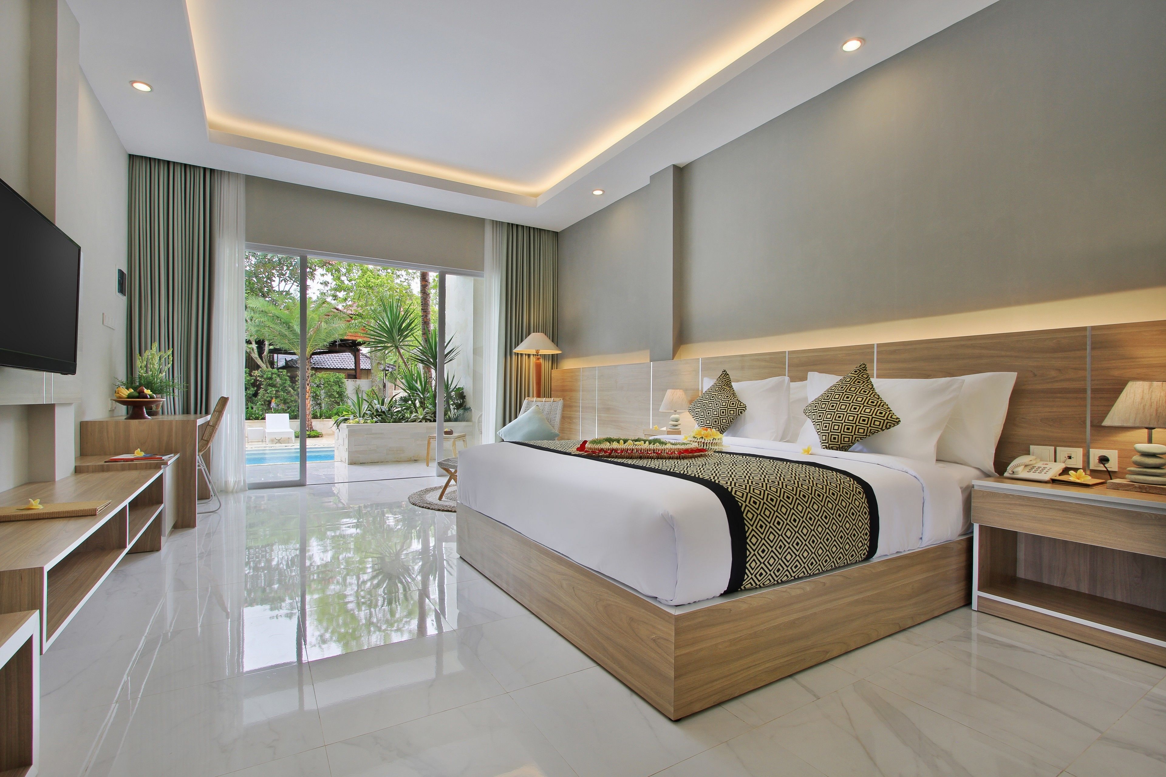 2 bedrooms, minibar, in-room safe, desk