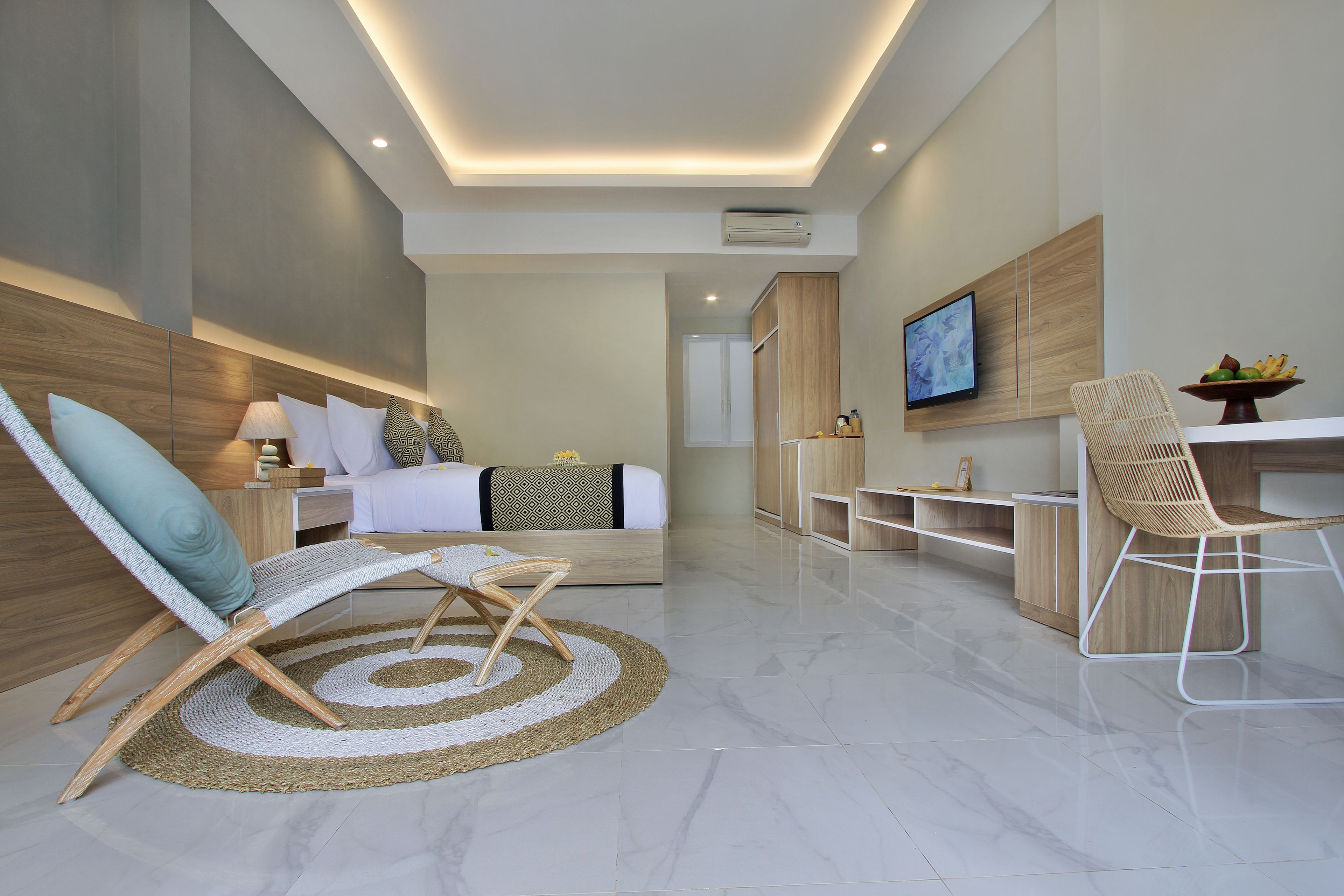 2 bedrooms, minibar, in-room safe, desk