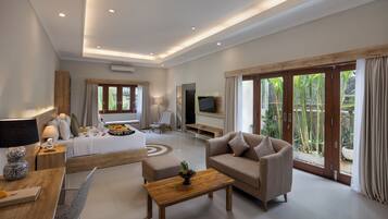 Deluxe Riverside Garden View | Minibar, in-room safe, desk, soundproofing