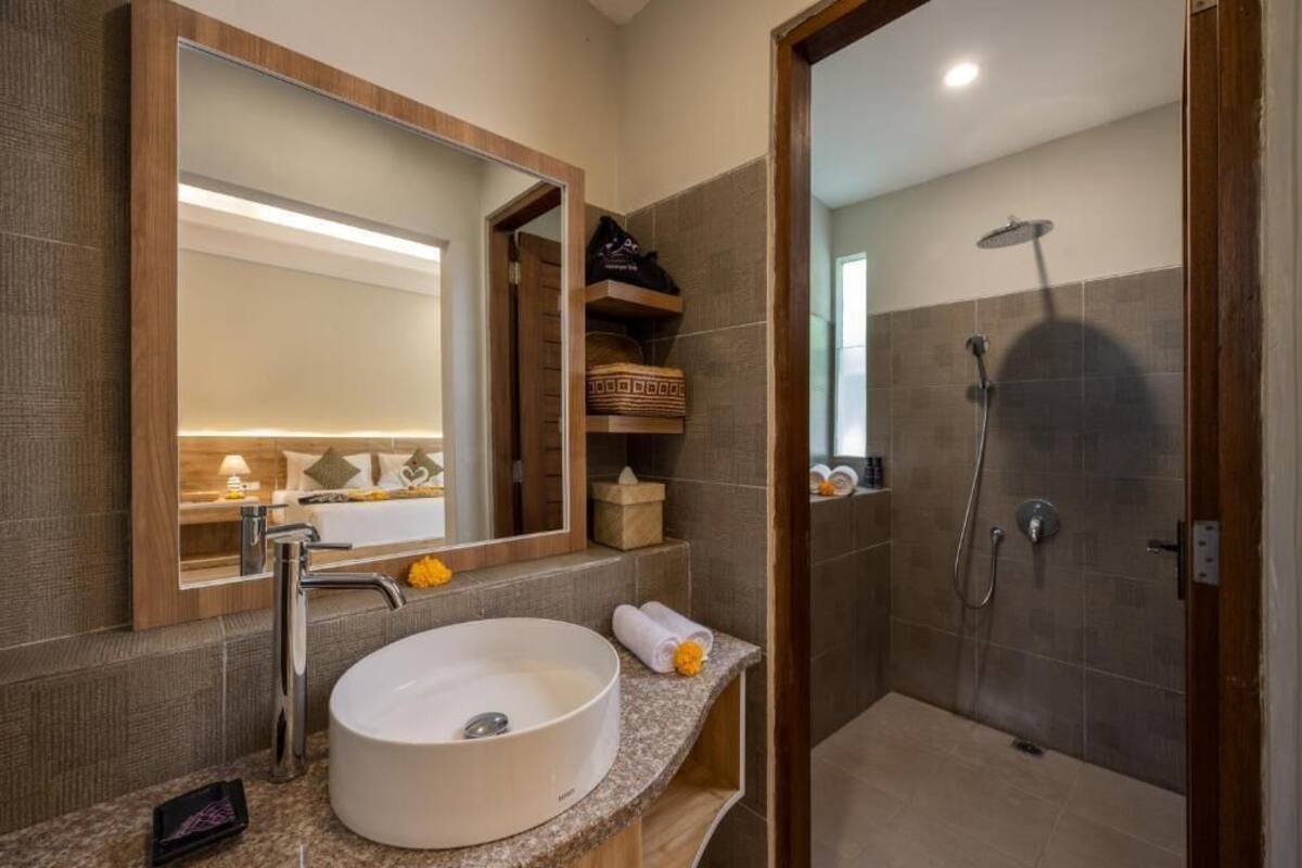 Bathroom | Free toiletries, hair dryer, slippers, towels