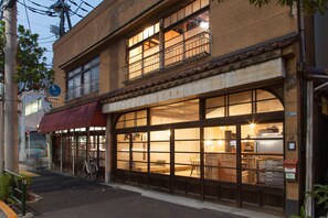 Fachada da propriedade à noite