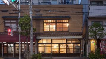 Fachada de la propiedad por la tarde o noche