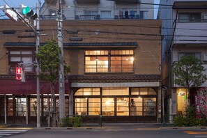 Fachada del alojamiento - Noche