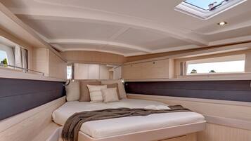 Premium Suite, 3 Bedrooms | 3 bedrooms, desk, bed sheets