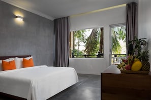 Deluxe Double Room, Balcony | In-room safe, individually decorated, individually furnished, desk