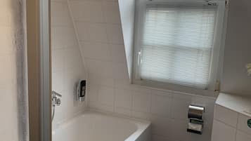 Triple Room, 1 Bedroom | Bathroom | Free toiletries, hair dryer, towels