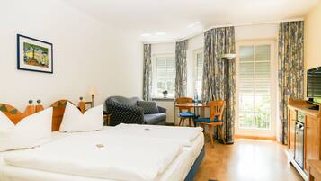 Family Room | Minibar, in-room safe, individually decorated, individually furnished