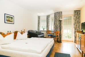 Family Room | Minibar, in-room safe, individually decorated, individually furnished