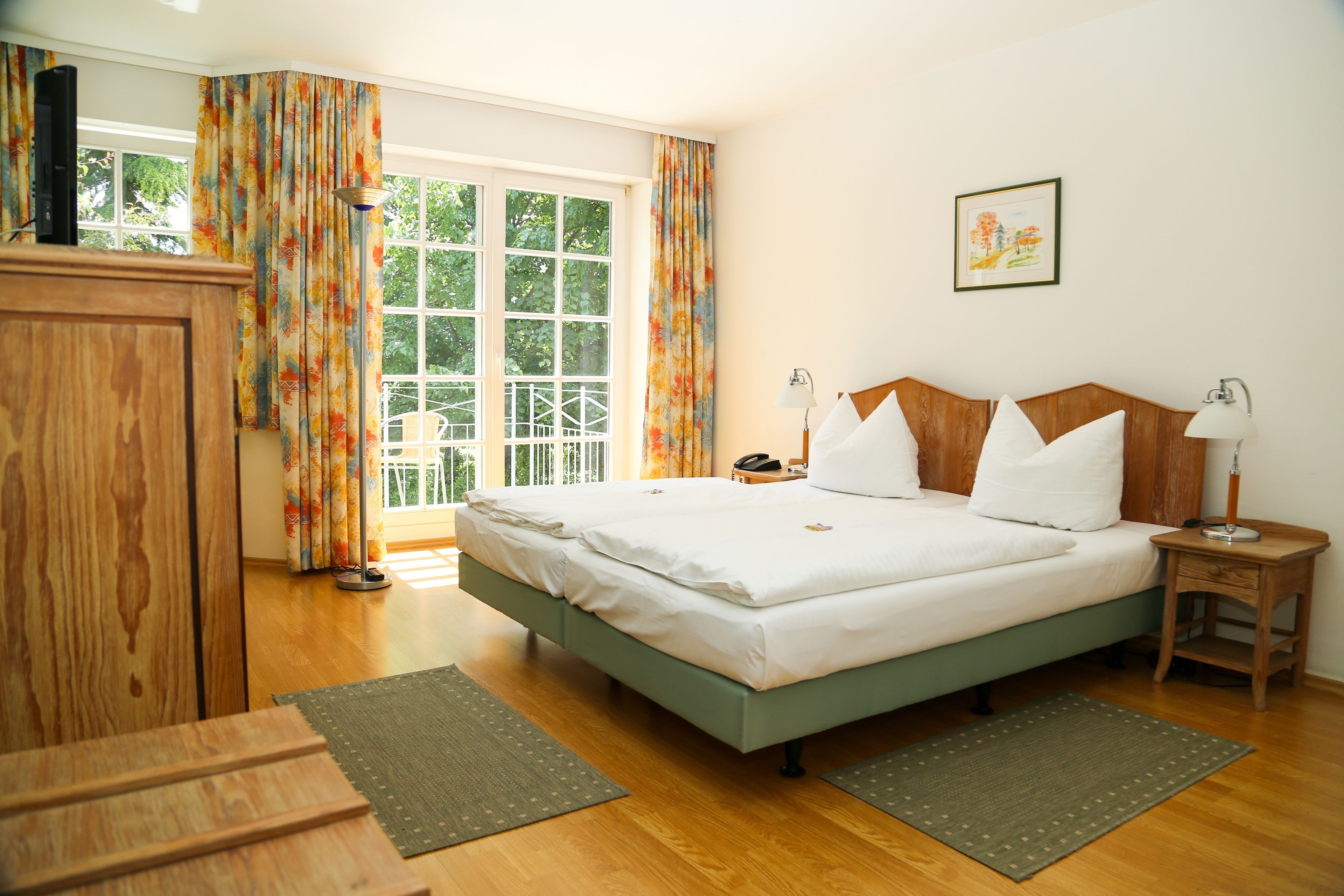 single room | minibar, in-room safe, individually decorated, individually furnished