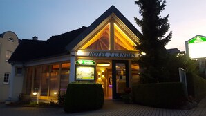 A hotel entrance with a sign reading "HOTEL 2 LANDER". - Hotel Zwei Länder (Apolda)