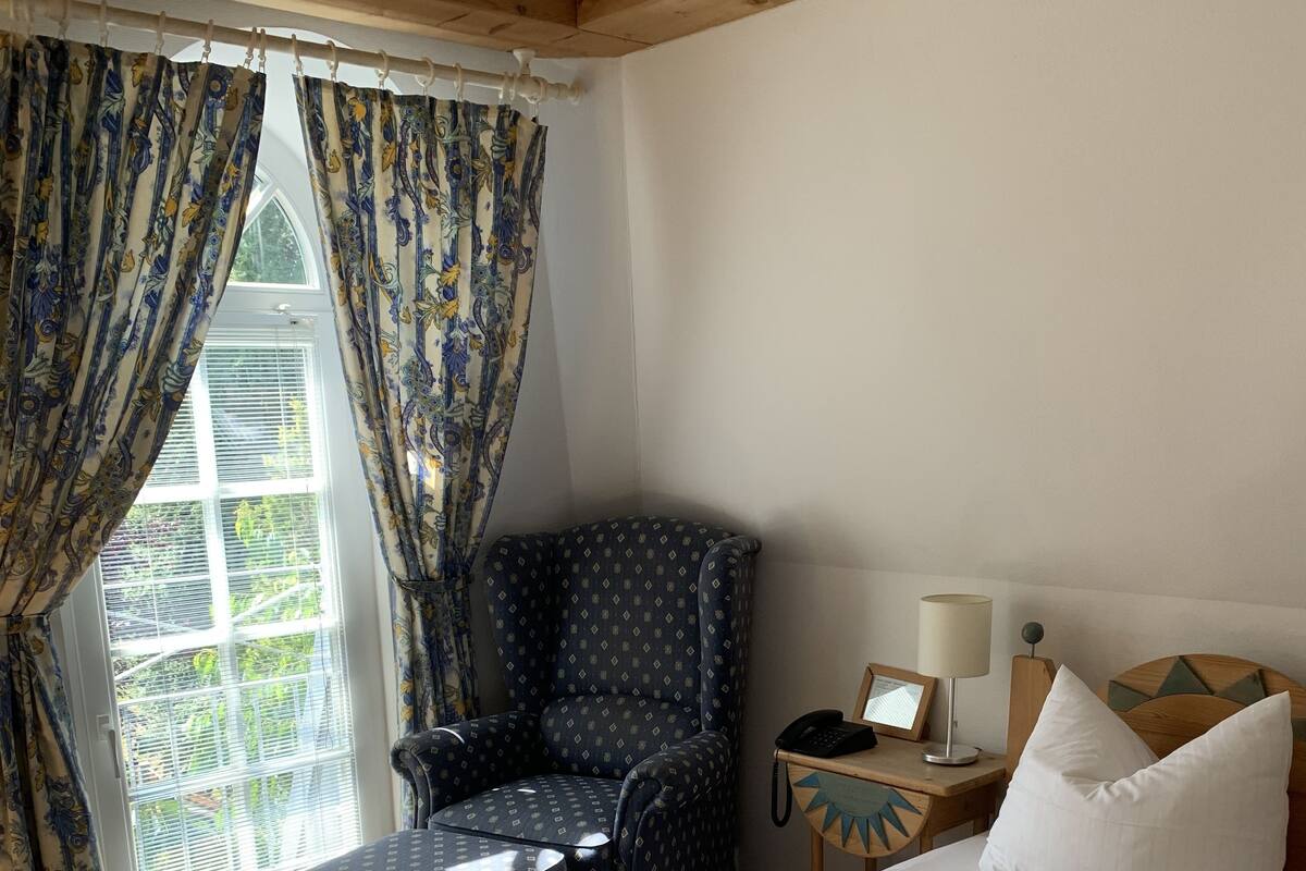 Single Room | Minibar, in-room safe, desk, blackout curtains