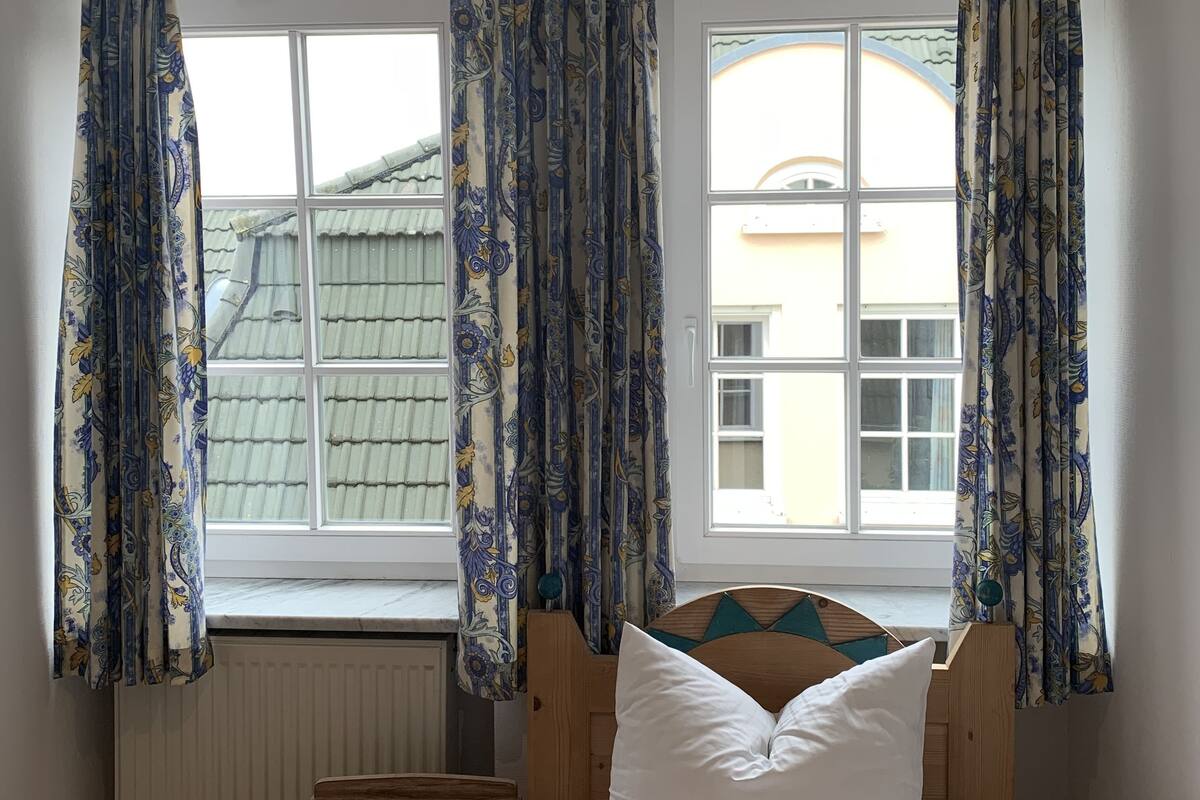 Triple Room, 1 Bedroom | Minibar, in-room safe, desk, blackout curtains