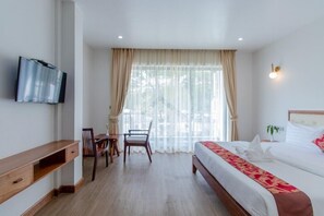 Three-Bedroom Suite | 高档床上用品、迷你吧、客房内保险箱、办公桌